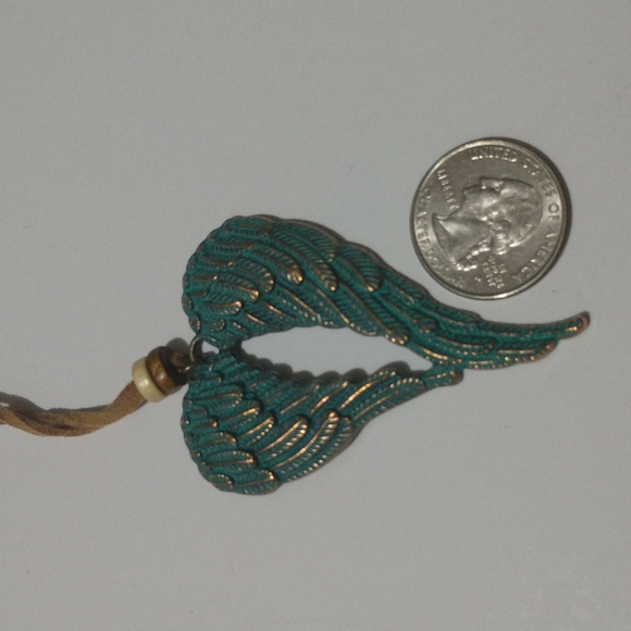 Necklace Angel Wings Heart Charm on Suede Strap - Picture 4 of 11